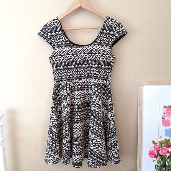 black & offwhite abstract print fit & flare dress - Picture 7 of 10